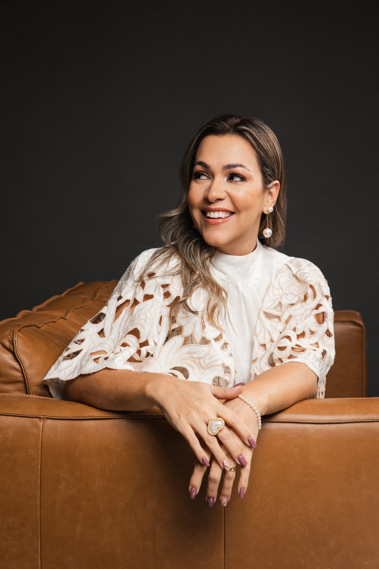 Thatiane Cardoso sorrindo, psicanalista e criadora do Projeto Ester